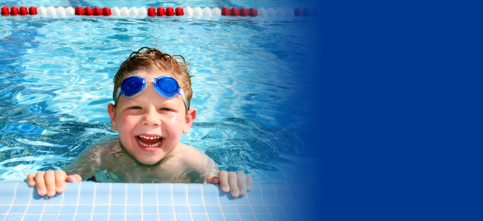 gyerek víz alatt úszik egy medencében