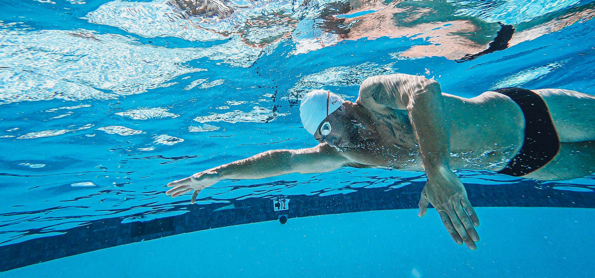 felnőtt férfi úszik