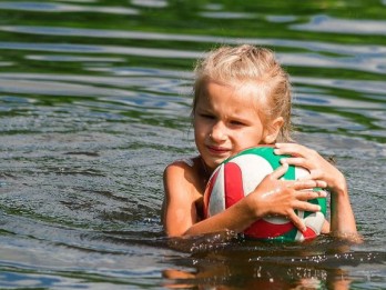 Megtaníthatjuk-e úszni saját gyermekünket?